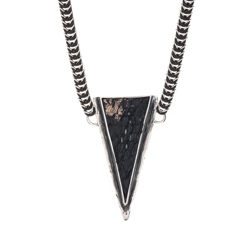 Elastic necklace with black spearhead