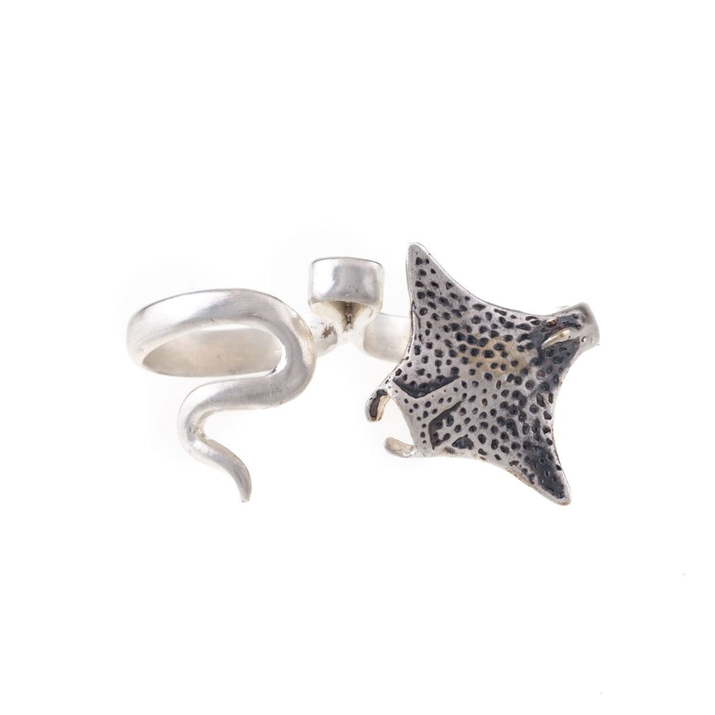 Large and extravagant stingray ring two fingers